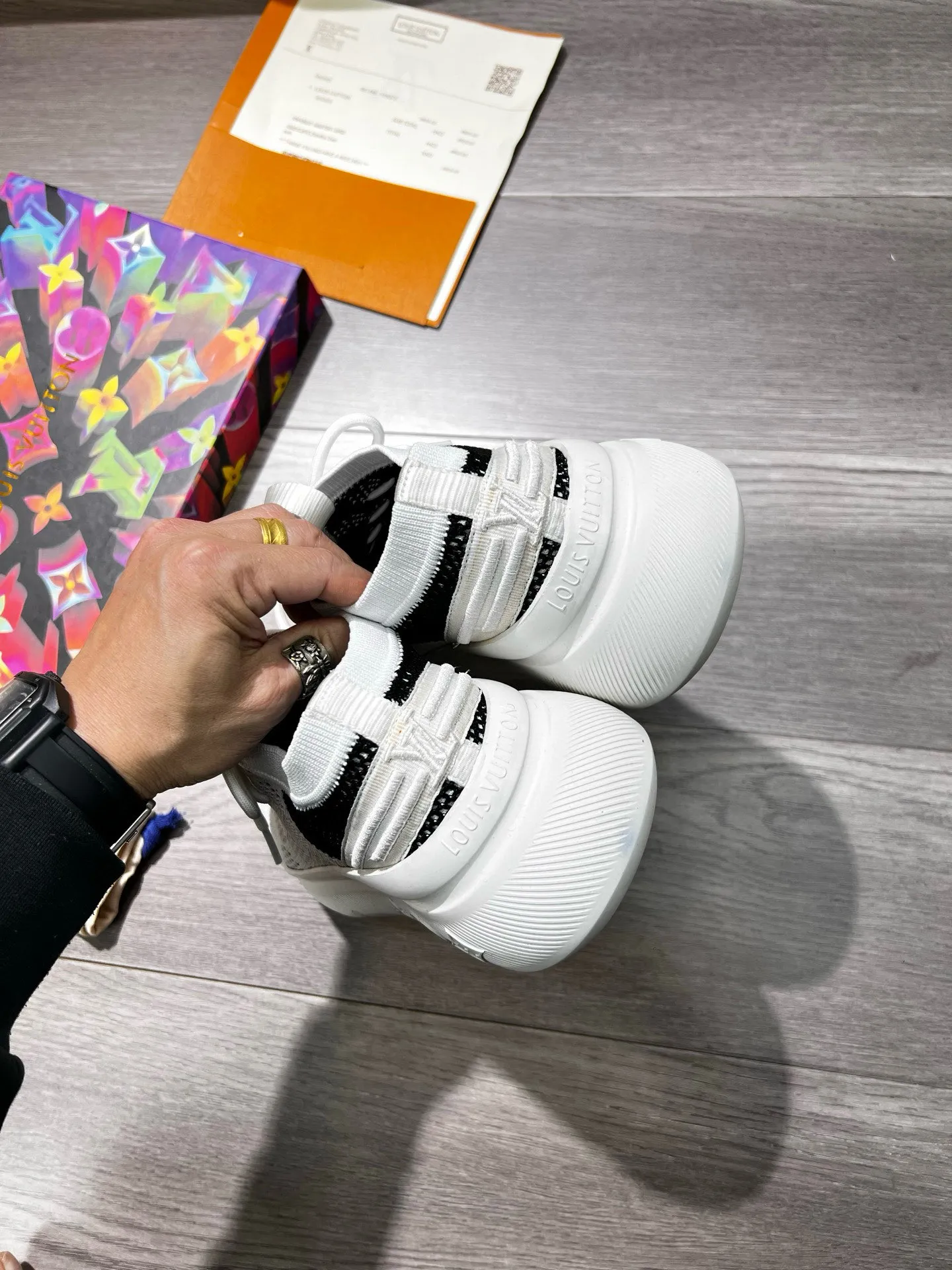 Ex-factory price: 460💰◾️▫️Lv~ Brand new low-cut men’s socks and shoes👟, made of special elastic knitted fabric consistent with the high-end original version, thickened and thickened to ensure multi-season practicality and wrinkle resistance, and will never deform or become loose after repeated stretching! It feels light and comfortable on your feet! Four colors available, Size: 38-45 (45 is custom-made and cannot be returned or exchanged)